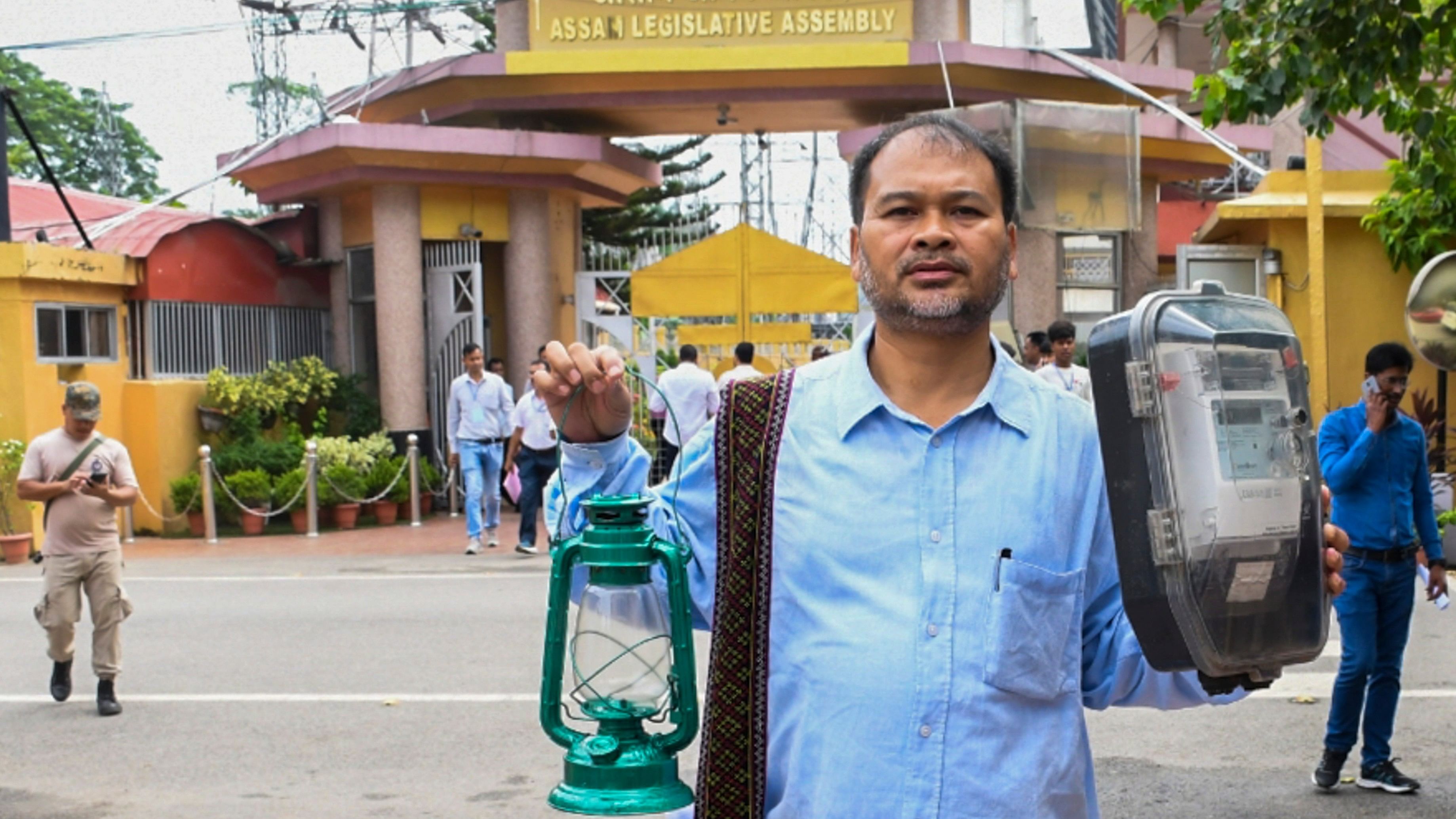 <div class="paragraphs"><p>MLA Akhil Gogoi holding lantern and APDCL Smart Meter arrives for a protest over power tariff during the 1st day of the Autumn session of Assam Assembly, in Guwahati, Thursday, August 22, 2024.</p></div>